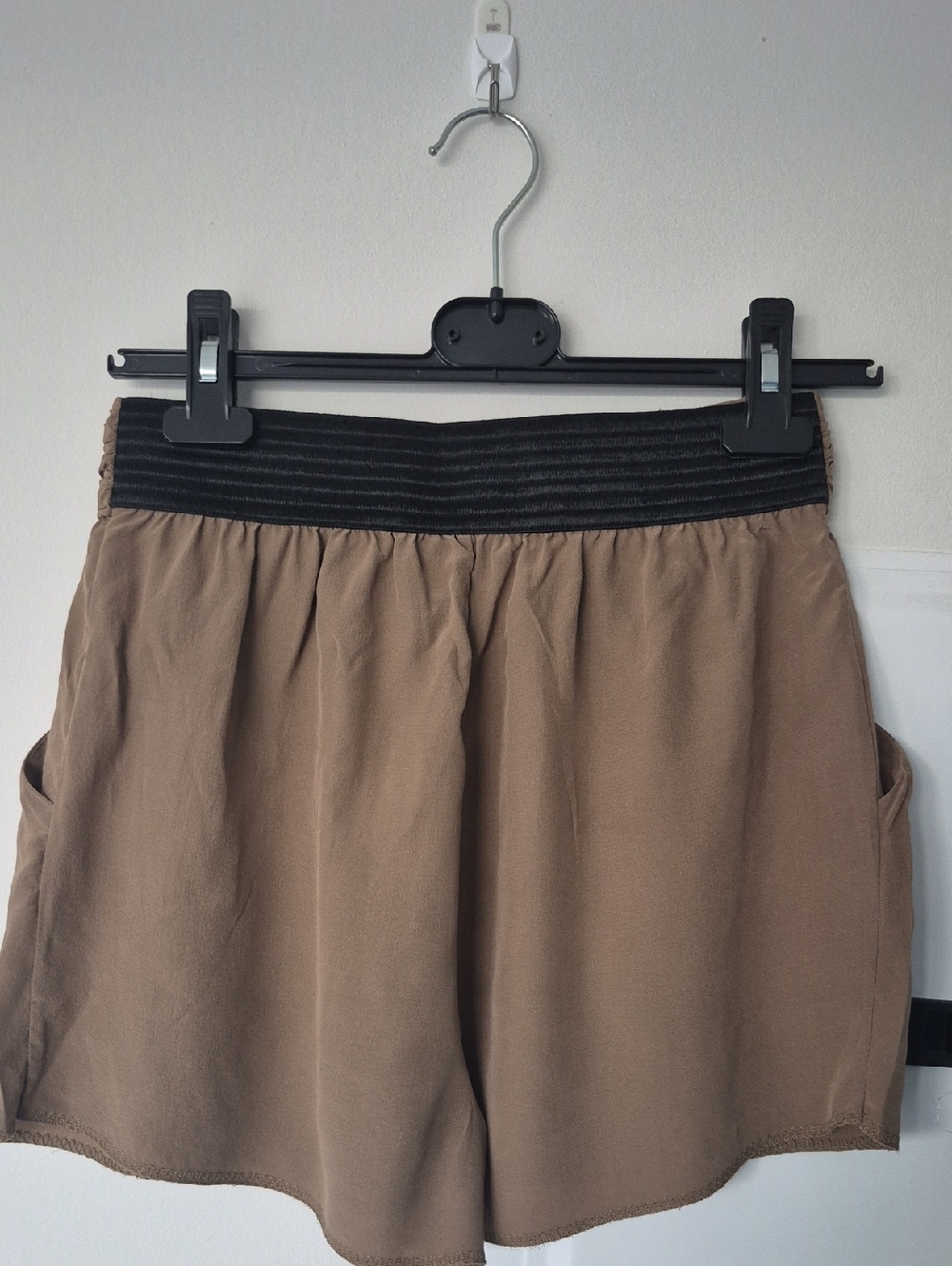 Wilfred By Aritzia Silk Taupe Shorts Size Small - Picture 2 of 6